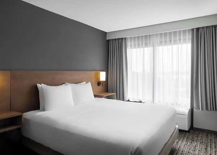 Hyatt Place Phoenix Airport 3*